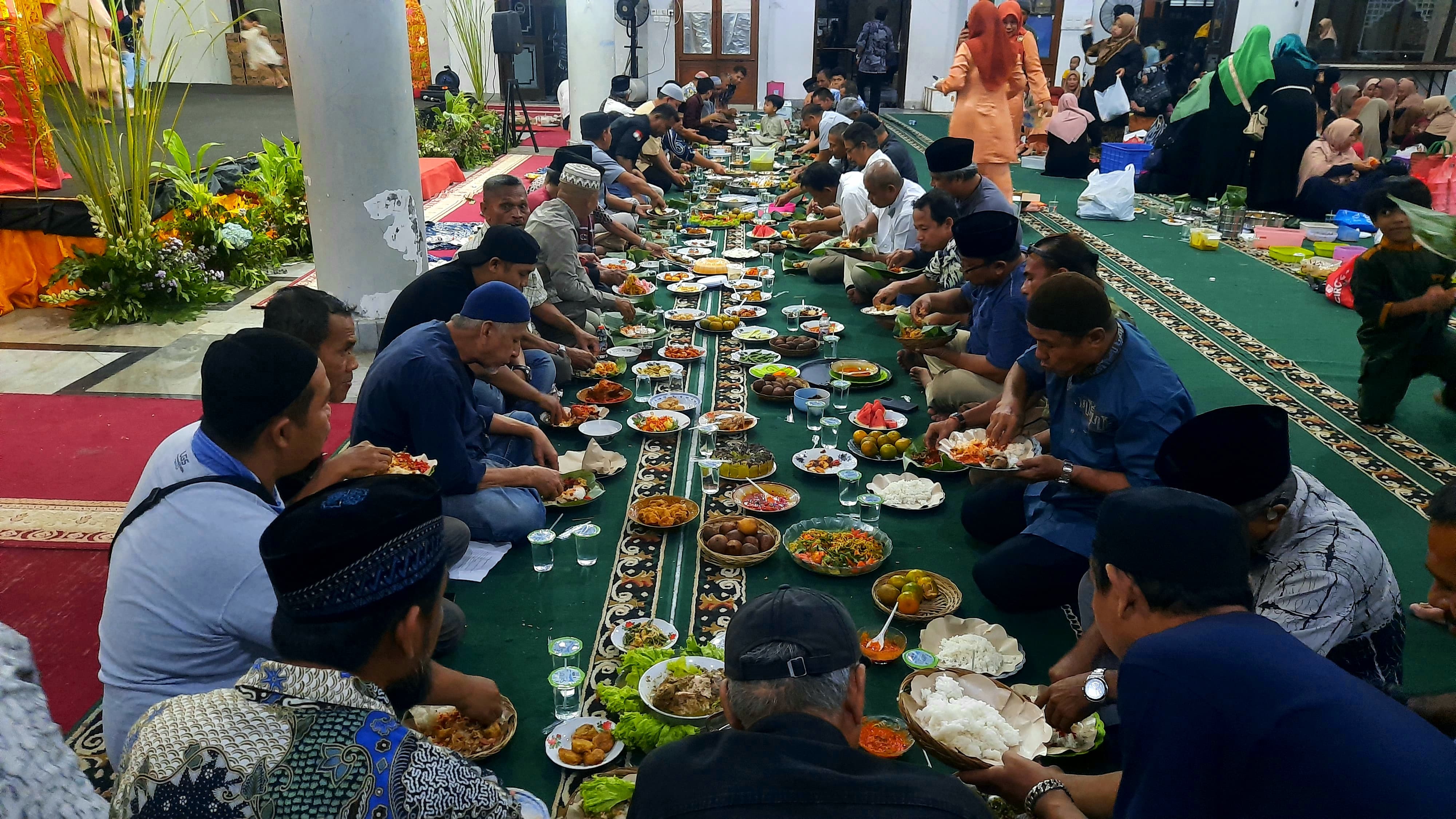 MIRIP MEKIBUNG: Tradisi Bajamba, makan bersama masakan khas Padang dengan nasi dibungkus daun pisang menyambut bulan suci ramadhan di Masji IKMS Bali, Sabtu, 9 Maret 2024.