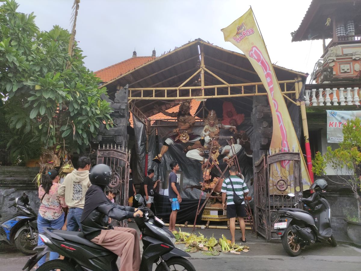 DUKUNG PELESTARIAN BUDAYA: Kolaborasi Extra Joss dengan STT Banjar Sumuh Denpasar pada perayaan pengerupukan Nyepi Caka 1946 tahun 2024.