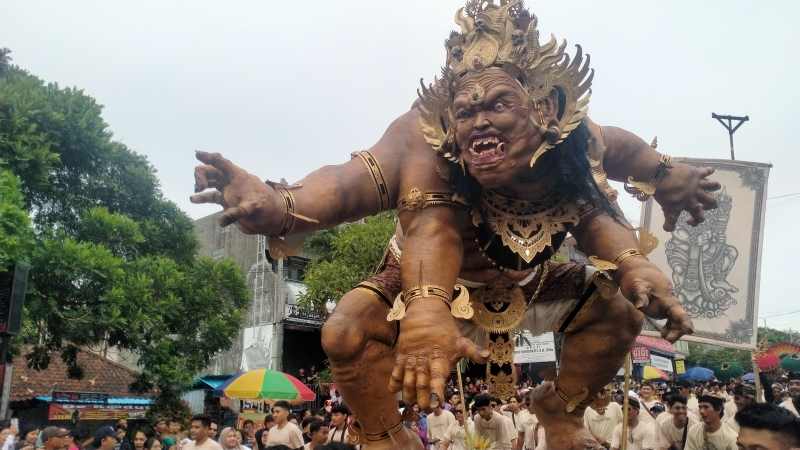 SEMARAK : Suasana pengarakan ogoh-ogoh desa adat Kota Tabanan,  saat hari pengerupukan, Minggu (10/3/2024). (juliadi/radar bali)