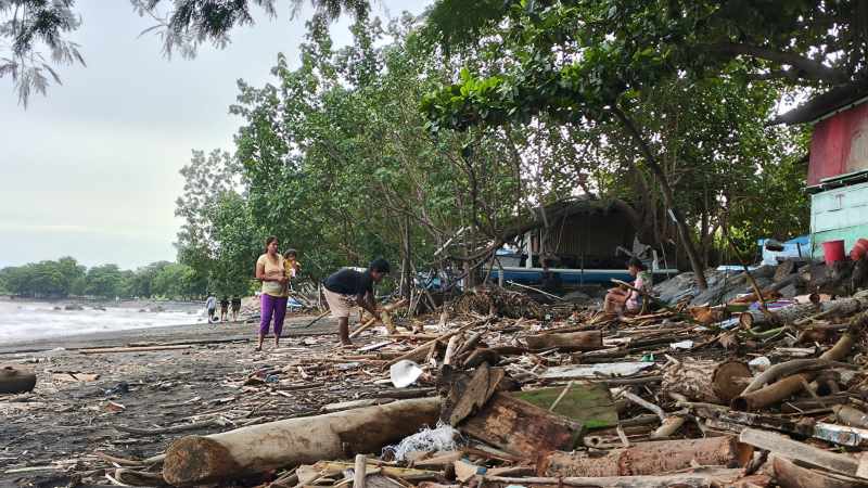 TERDAMPAK GELOMBANG PASANG : Puing-puing sampah yang tersisa akibat gelombang pasang di Pantai Camplung, Singaraja.(Istimewa)