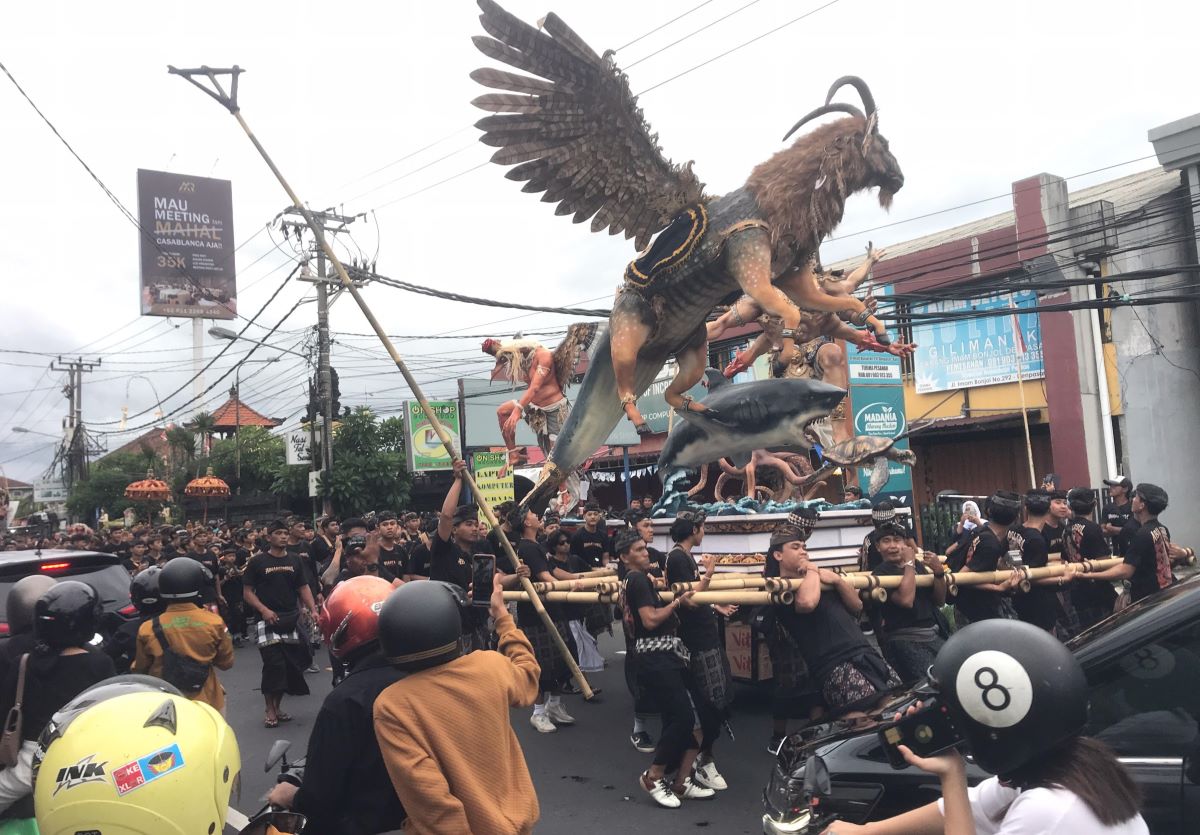 SAMBUT NYEPI: Sejumlah pemuda dari STT mengarak ogoh-ogoh melintas di jalan Imam Bonjol, Denpasar, Minggu (10/3)
