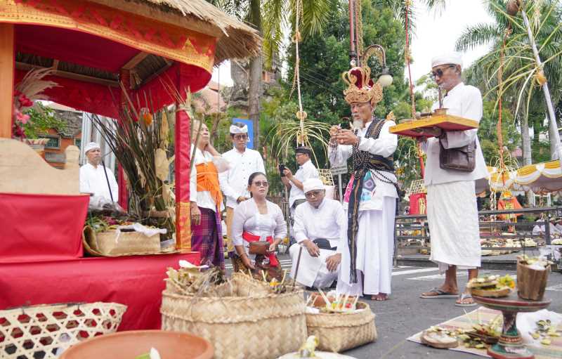 TUNTASKAN PROSESI RITUAL : Gelar upacara ini digelar sehari sebelum perayaan Nyepi . (foto:Istimewa)