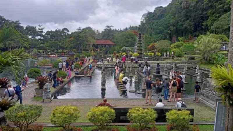 LANDAI SAJA KUNJUNGANNYA : Tirta Gangga, salah satu objek wisata andalan Karangasem. (dok.radar bali)