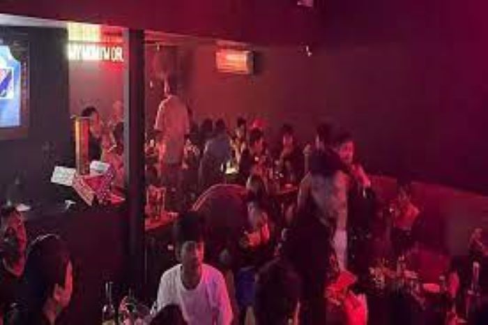 RAMAI:: Suasana di dalam Kafe Triple Three Denpasar. Kasusnya sudah agenda sidang tuntutan.