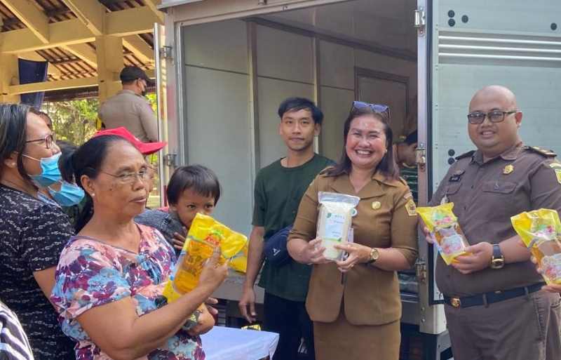 PASAR MURAH :  Disperidag Gianyar menggelar kegiatan pasar murah untuk mengendalikan harga. (Istimewa)