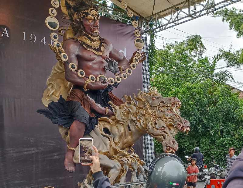 DIPAJANG PINGGIR JALAN : Karya ogoh-ogoh Laliaran oleh Sekaa Teruna Gemeh Indah, Banjar Gemeh, Denpasar. (adrian suwanto/radar bali)