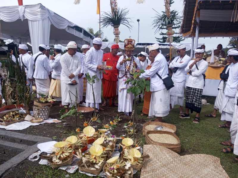 TAWUR TABUH GENTUH : Pelaksanaan upacara Tawur Tabuh Gentuh yang di Bencingah Agung serangkaian upacara karya Ida Bhatara Turun Kabeh (IBTK) di Pura Agung Besakih. (Istimewa)