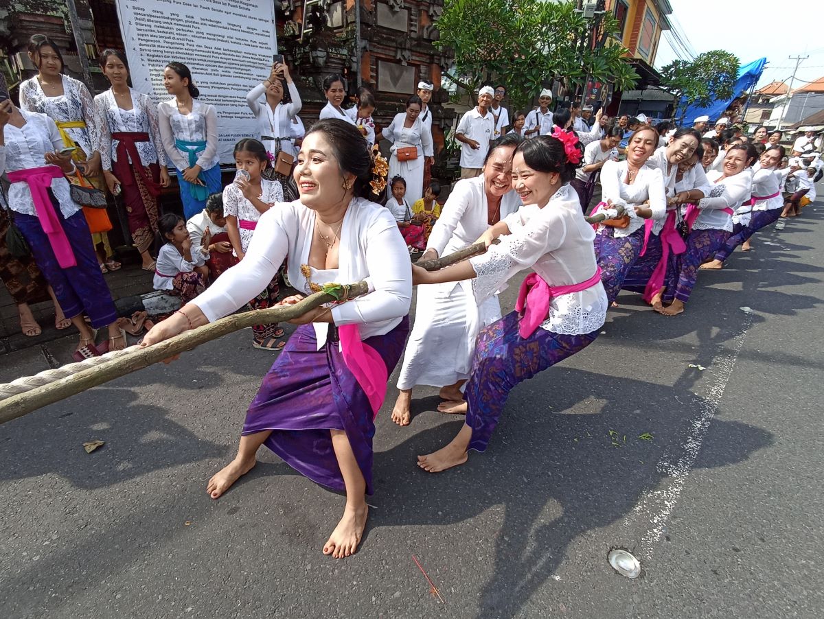 TARIK MANG!: Kaum ibu-ibu pun tak mau kalah dalam tradisi Mbed-mbedan depan pura Desa Adat Semate Abianbase Mengwi Badung