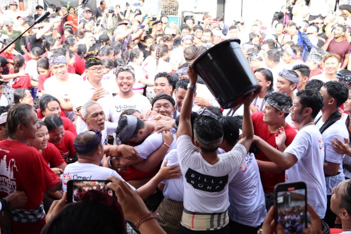 DIGUYUR: Massa sedang menarik pemuda cowok dan cewek yang sedang berpelukan dan untuk hilangkan unsur negatif diguyur dengan air.