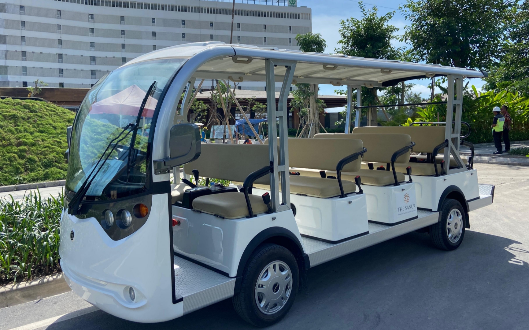 KENDARAAN LISTRIK: The Sanur berupaya mengurangi karbon emisi di area kawasan dengan buggy car electric. (The Sanur)