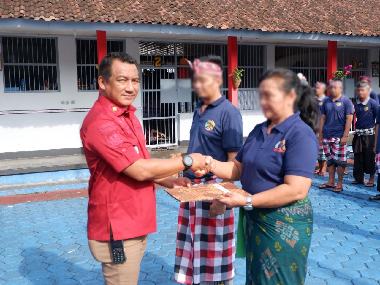 REMISI KHUSUS: Perwakilan narapidana saat menerima remisi khusus Nyepi Caka 1946 di halaman Lapas Kerobokan, 12 Maret 2024.