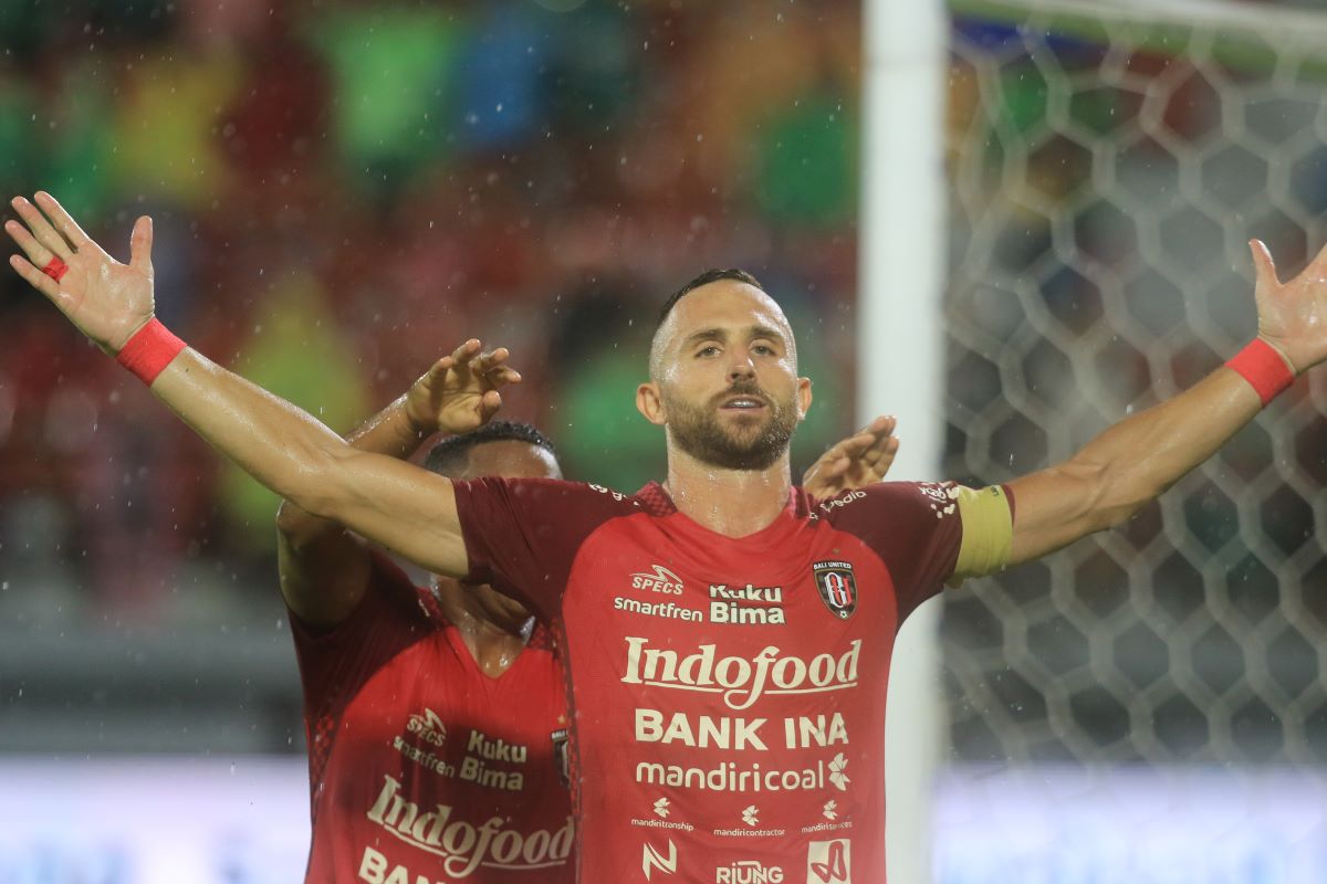 KEJAR REKOR: Penyerang Bali United Ilija Spasojevic berselbrasi usai cetak gol dari titik putih saat melawan PSIS Semarang.