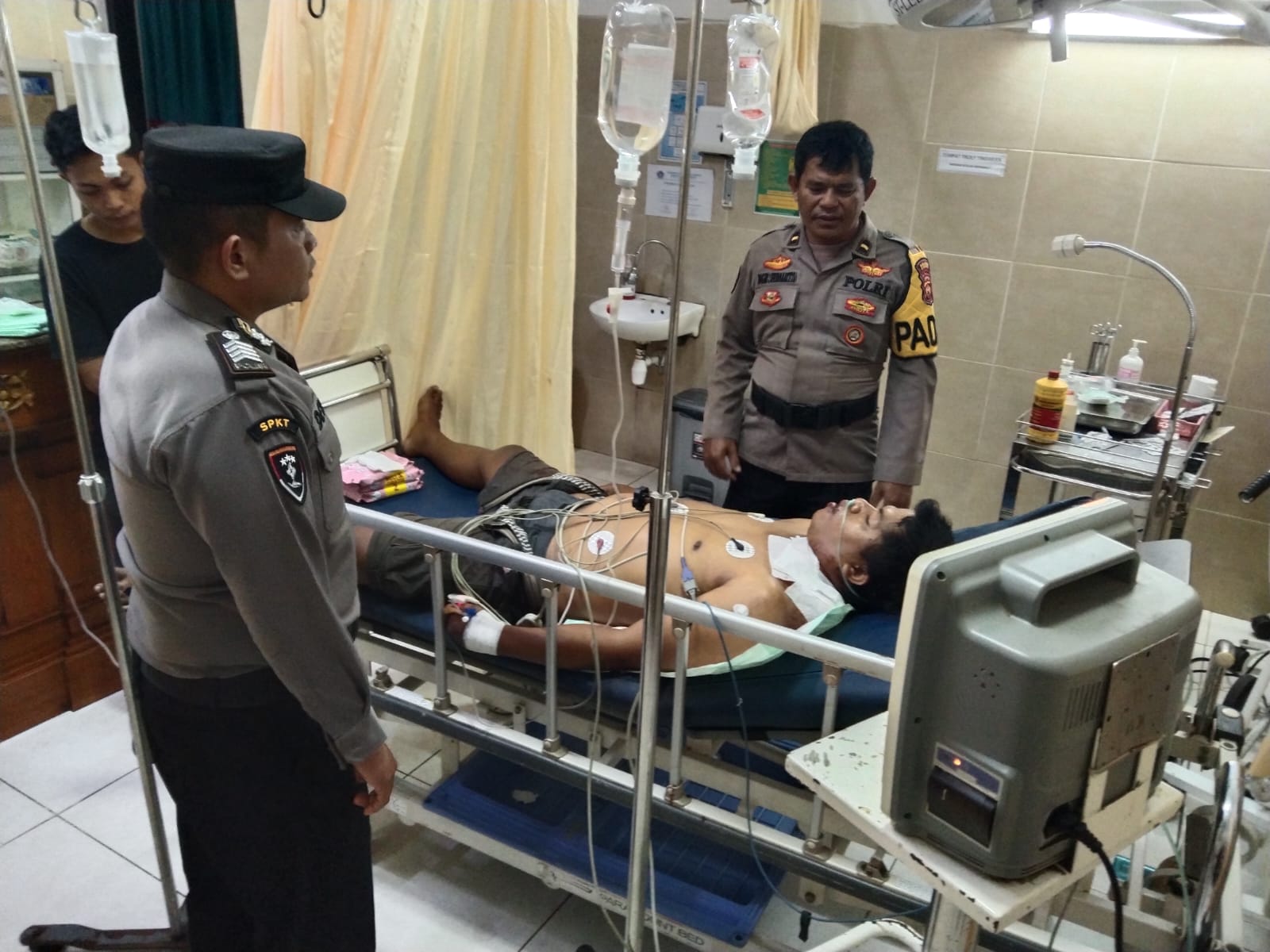 TERKULAI LEMAH: Korban pembacokan I Wayan Siok dirawat di RSUD Klungkung karena mengalami luka serius di bagian muka.