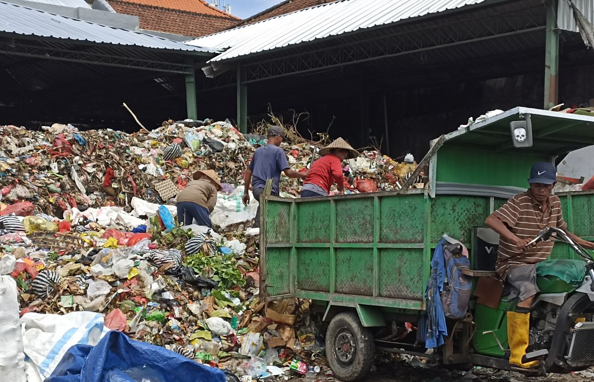 BOM WAKTU: Sampah menumpuk belum terangkut di TPS Monang Maning. Kondisinya membusuk dan mengganggu kesehatan masyarakat.