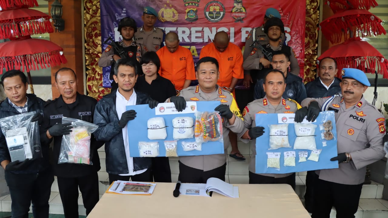 BEDA JARINGAN: 2 tersangka Kartono, 49, asal Pangkal Pinang dan Hartono alias Antoni, 46, asal Yogyakarta dikenakan pakaian tahanan Narkoba
