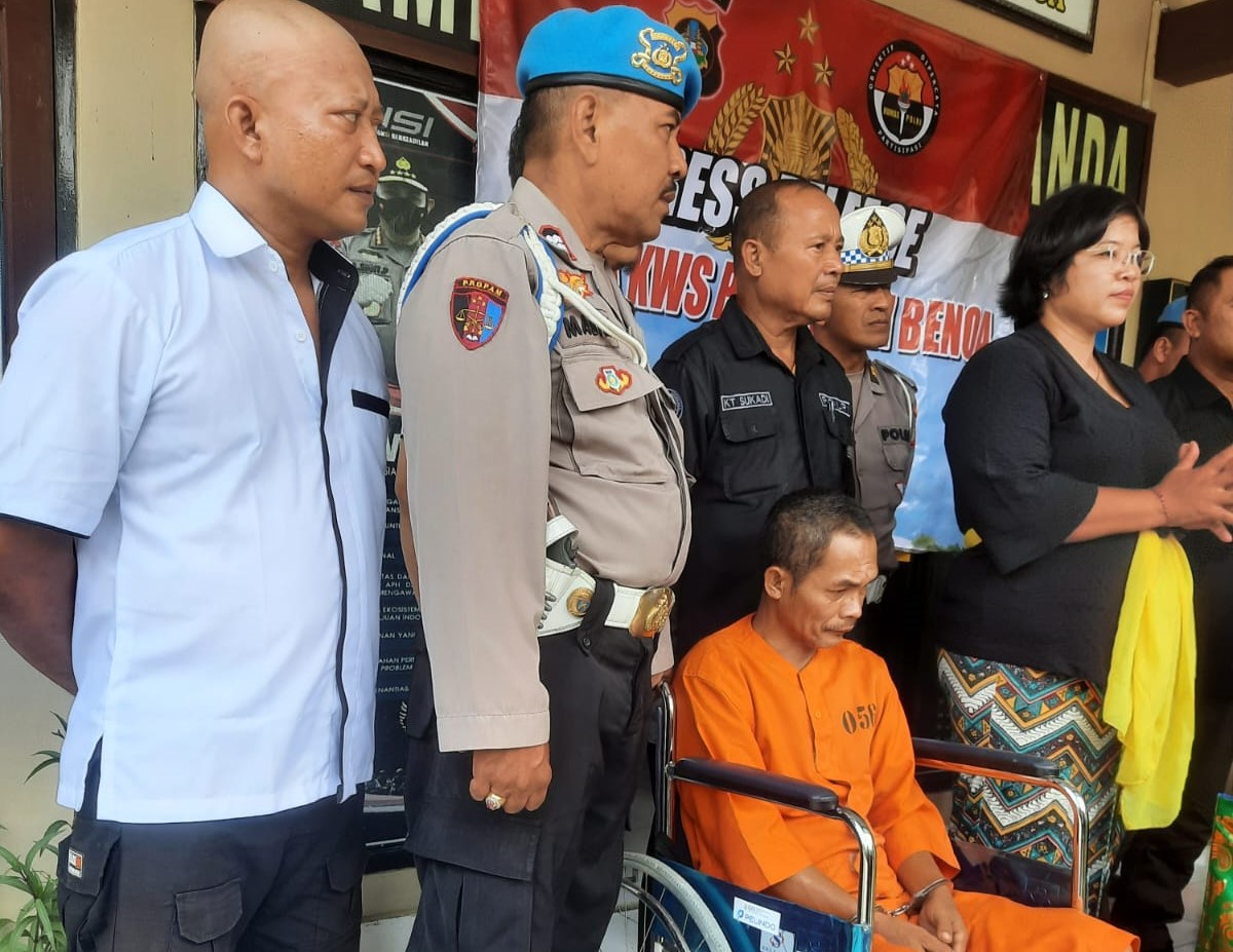 TAK JERA: Syaprudin Muhamad, 46, duduk di kursi roda karena kedua kakinya di lumpuhkan timah panas oleh Tim Opsnal Unit Reskrim Polsek Kawasan Benoa