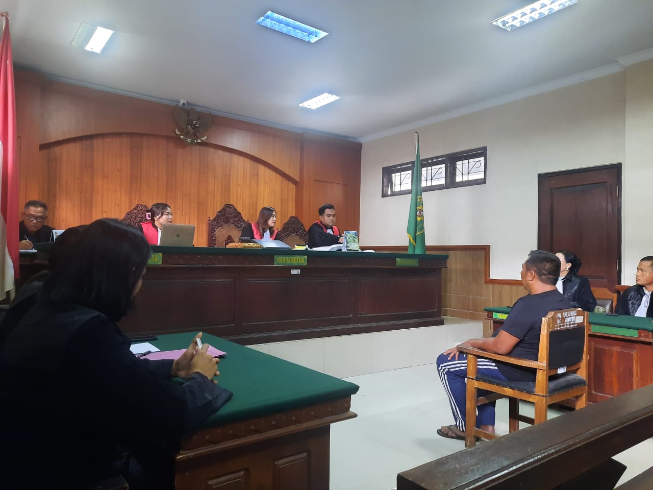 TERSUDUT: I Made Kasih alias Selepeg (53), warga   Br. Dinas Tanah Barak, Desa  Seraya Timur, Kecamatan Karangasem, pemeriksaan terdakwa.