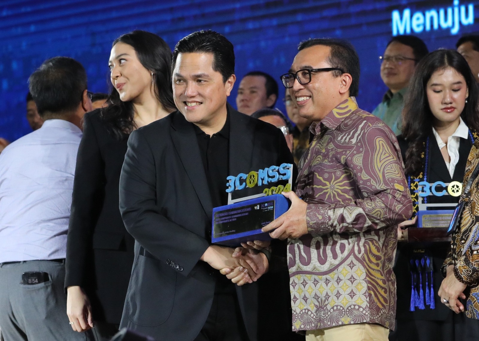 BUMN TERBAIK: VP Corporate Communication Telkom Andri Herawan Sasoko menerima penghargaan BCOMSS 2024 yang diserahkan langsung oleh Menteri BUMN Erick Thohir di Jakarta beberapa waktu lalu.