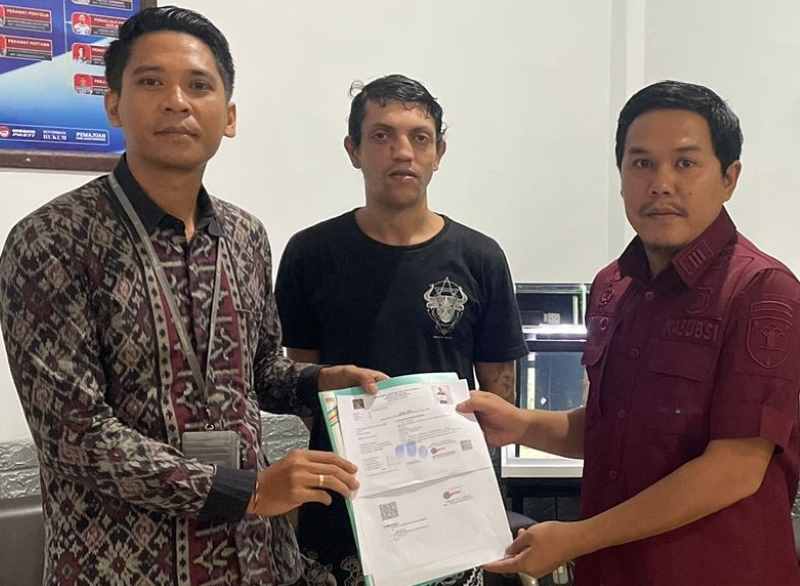 DIPULANGKAN: Penyerahan warga Maroko Achour Mohammed Essediq (tengah) terpidana pencabulan anak dari Lapas Singaraja ke Kanim Singaraja.(Foto: Lapas Singaraja untuk Radar Bali)