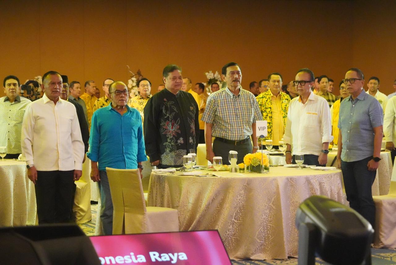 BERINGIN KOMPAK: Dari dua kiri, Aburizal Bakrie, Airlangga Hartarto dan Luhut Panjaitan bersaama jajaran Golkar di Nusa Dua, Jumat (15/3/2024). (Novi Febriani/Radar Bali)