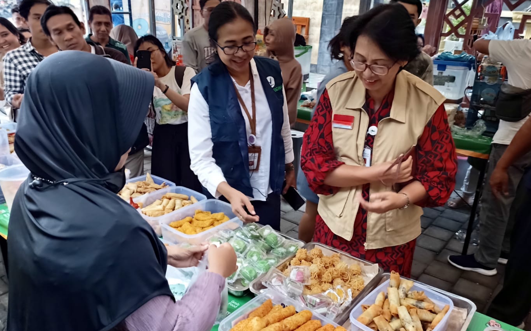 SIDAK: Kepala BBPOM di Denpasar I Gusti Ayu Adhi Aryapatni (kanan) di bazar Ramadan areal Masjid Baiturrahmah Denpasar, Jumat (15/3/2024). (Adrian Suwanto/Radar Bali)