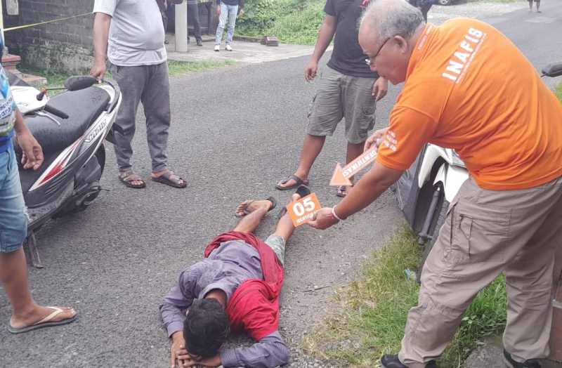 PERAGAKAN KRONOLOGI KEJADIAN : Reskrim Polsek Kediri yang melakukan rekonstruksi di lokasi kejadian di Banjar Dinas Carik Padang, Desa Nyambu, Kediri Tabanan.(juliadi/radar bali)