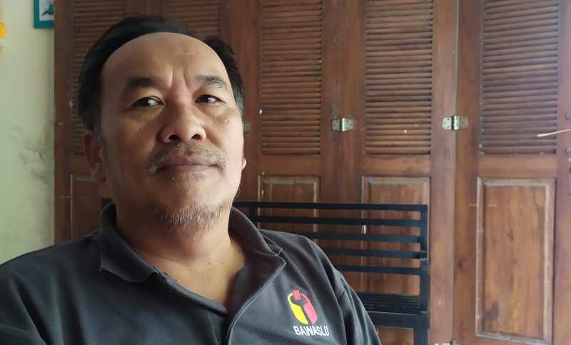 BEBERKAN PERKEMBANGAN : Ketua Bawaslu Jembrana Made Widiastra. (m.basir/radar bali)