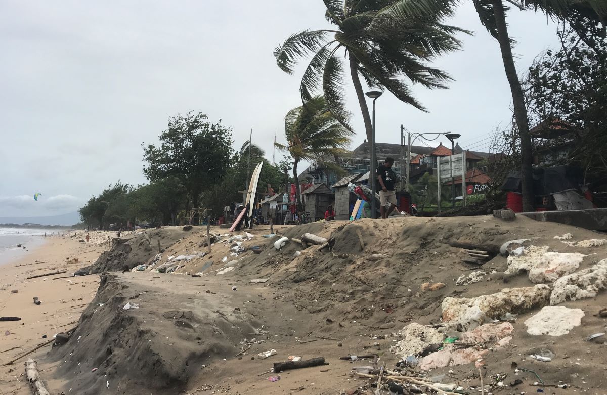 TERGERUS: Pasir Pantai Kuta yang semakin tergerus akibat abrasi saat difoto Minggu (10/3/2024).