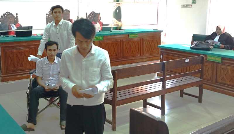 DITUNTUT SEUMUR HIDUP : Ketiga terdakwa peredaran narkotika saat menjalani sidang di PN Singaraja. Mereka bertiga mendapatkan hukuman yang lebih ringan dari tuntutan jaksa.(francelino junior)