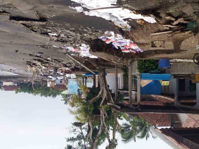 TERUS DIGERUS OMBAK : Cuaca buruk menyebabkan abrasi semakin parah. (foto: m.basir/radar bali)