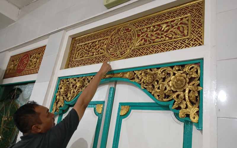 BERHIASKAN  UKIRAN ERA KERAJAAN: Ukiran yang berada di Masjid Agung Jami