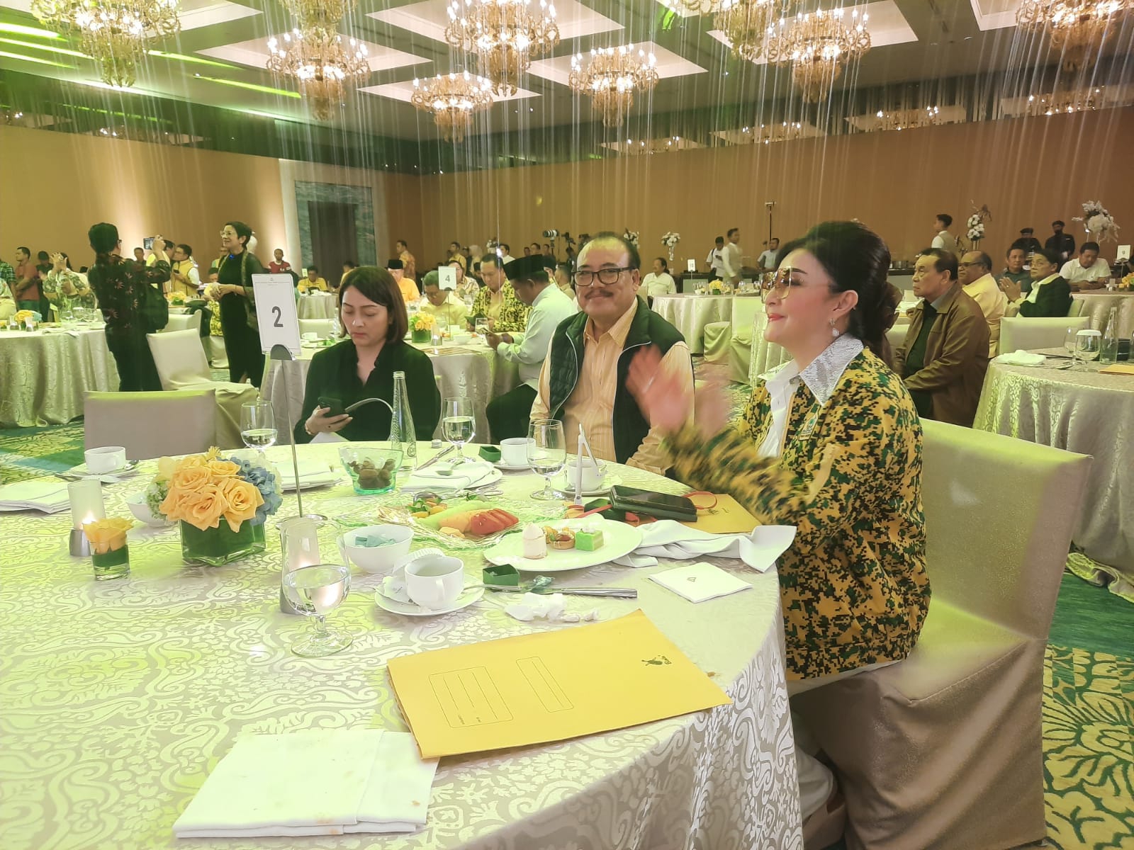 KONSISTEN: Ketua DPD Partai Golkar Bali Nyoman Sugawa Korry (tengah) di The Mulia Nusa Dua (15/3/2024). (Novi Febriani/Radar Bali)