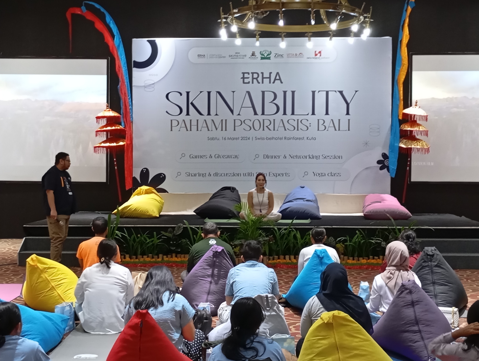 KELAS YOGA: Salah satu sesi dalam Erha Skinability di Swisbel-Hotel Rainforest Bali, Sunset Road, Kuta, Sabtu (16/3/2024). (Rosihan Anwar/Radar Bali)