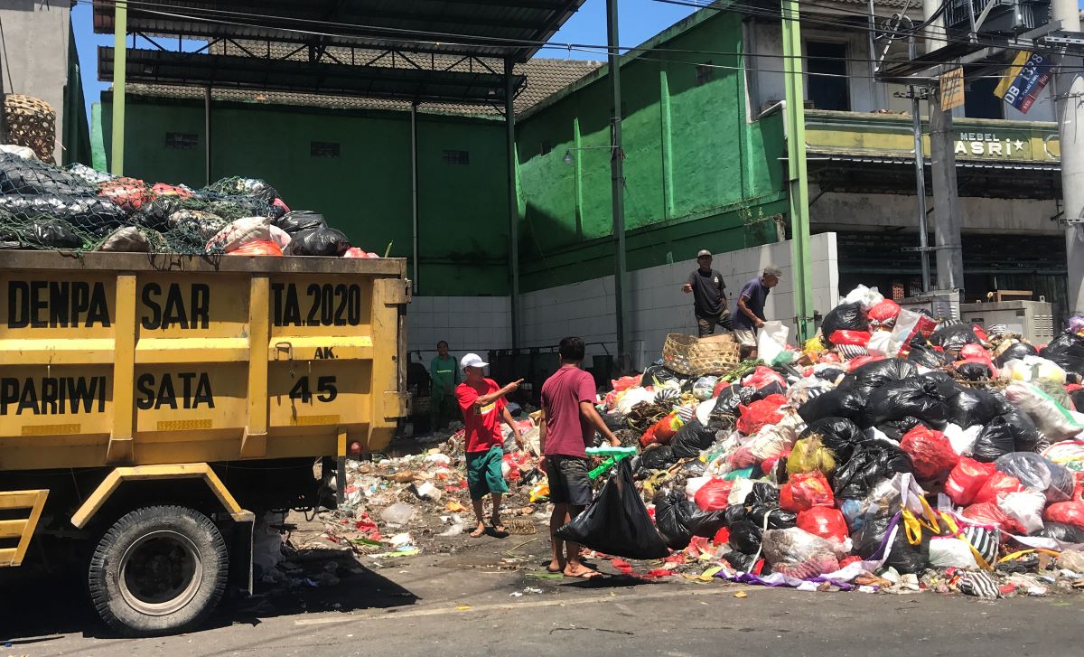MELUBER: Sampah meluber di TPS Jalan Pulau Kawe belum terangkut. Masalah sampah di Bali kian pelik.