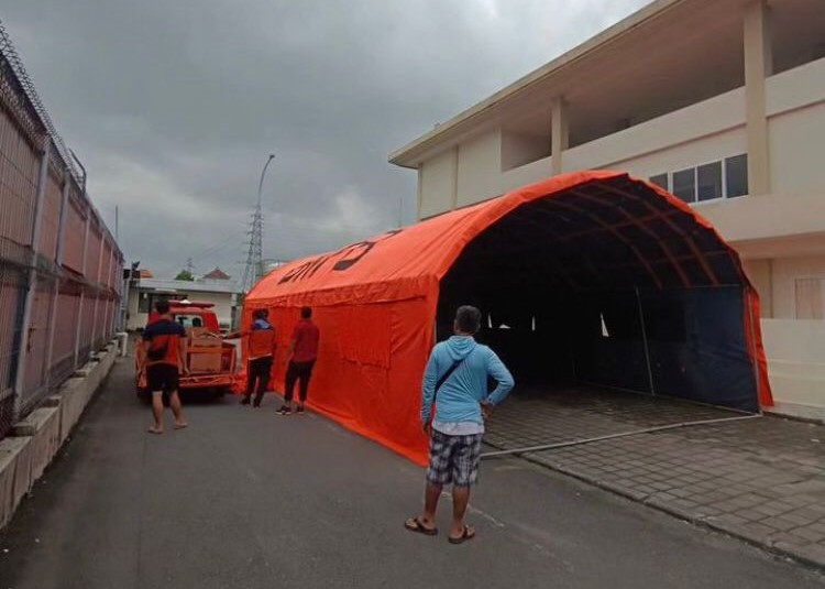 PENUH: BPBD Badung membuat tenda penitipan jenazah ekstra di kompleks RSD Mangusada lantaran di ruang jenazah penuh.