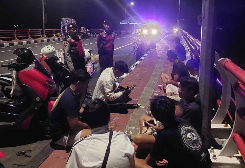 KELILING MALAM : Petugas patrol dari Polres Klungkung patroli malam  hari memantau aktivitas anak muda di jalanan. (foto: Humas Polres Klungkung)