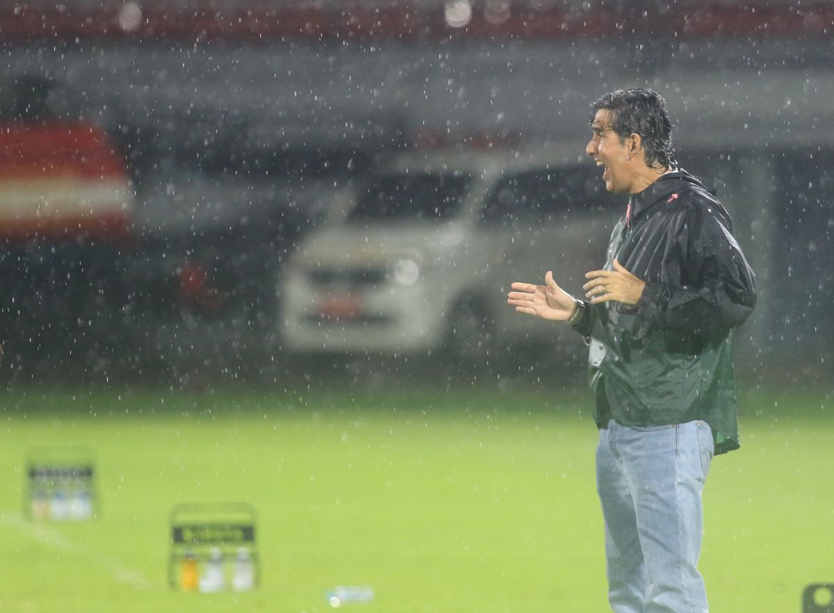HUJAN-HUJANAN: Pelatih Bali United Stefano Cugurra alias Teco wajib menangkan sisa laga jika ingin bertahan di empat besar Liga 1 2023/2024.