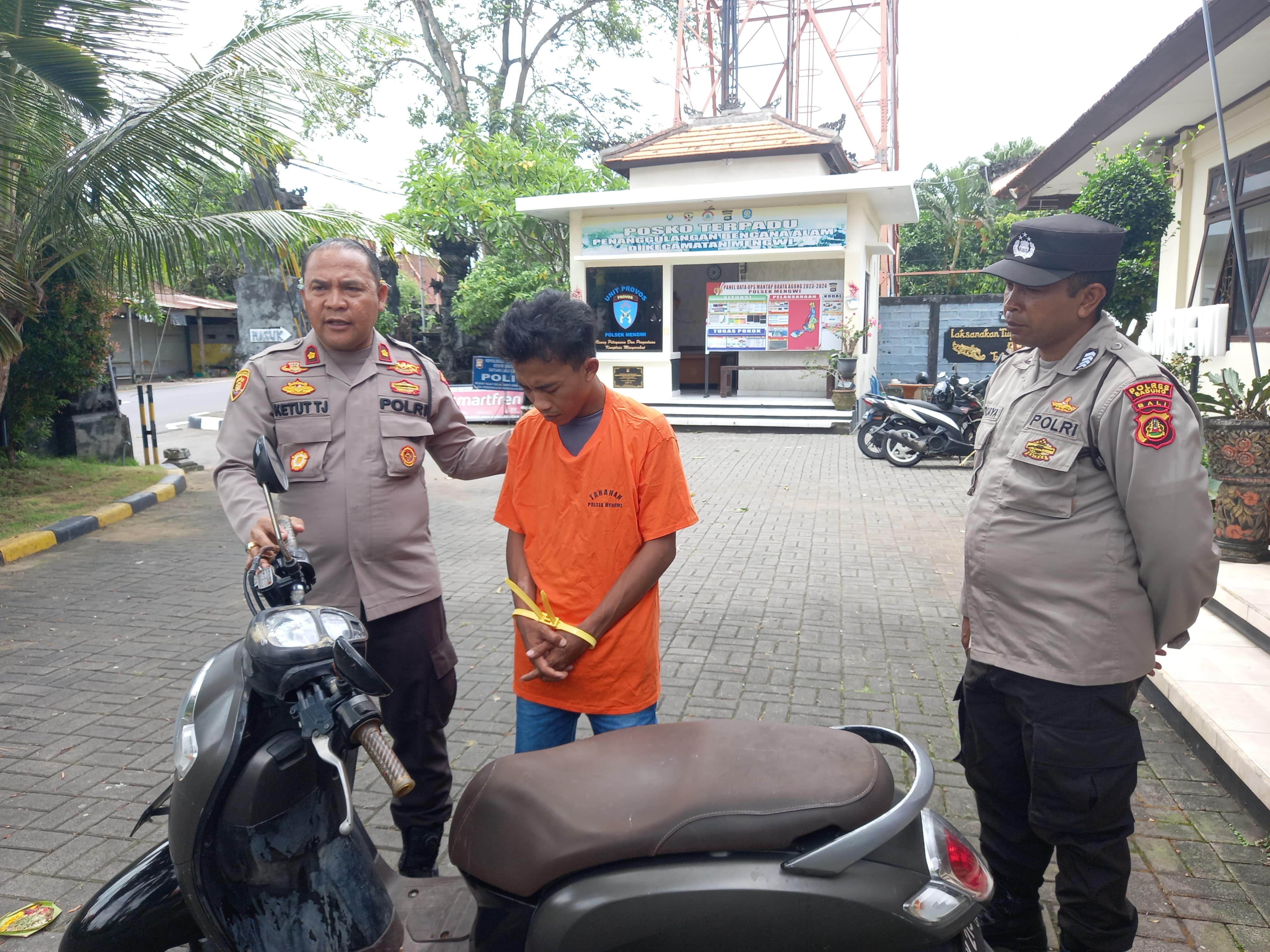 BARANG CURIAN: Erik Irwanto,27, diringkus kepolisan Polsek Mengewi setelah keahuan melakukan pencurian sepeda motor