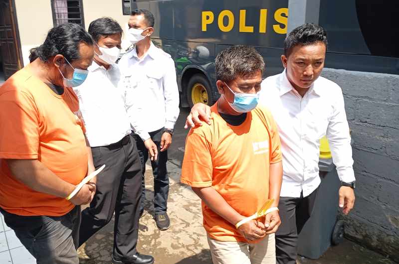 GEMUK-GEMUK : Tersangka Cenik dan Kalik saat rilis di Polres Buleleng. Dua warga Desa Sangsit ini ditangkap karena narkoba.(francelino junior)