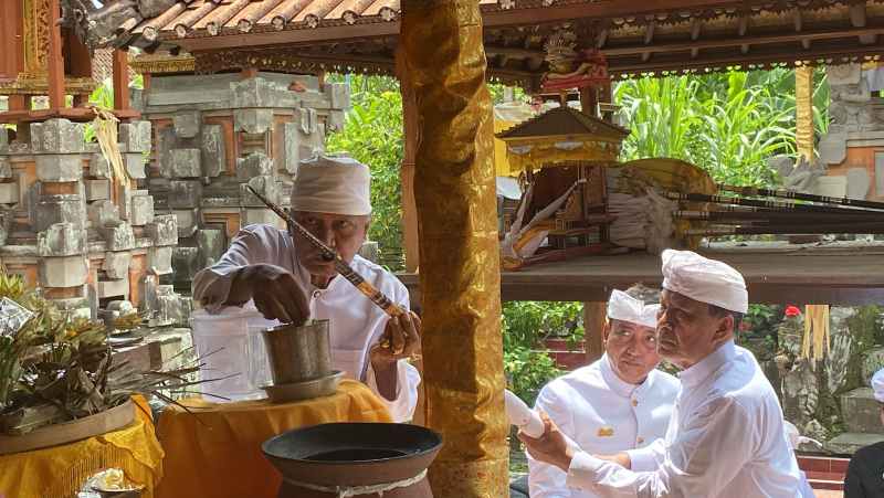 PENINGGALAN KUNO: Rombongan Desa Adat dan Puri Gede Buleleng saat mendatangi Puri Ageng Blahbatuh untuk melihat pusaka Ki Tunjung Tutur.(francelino junior)