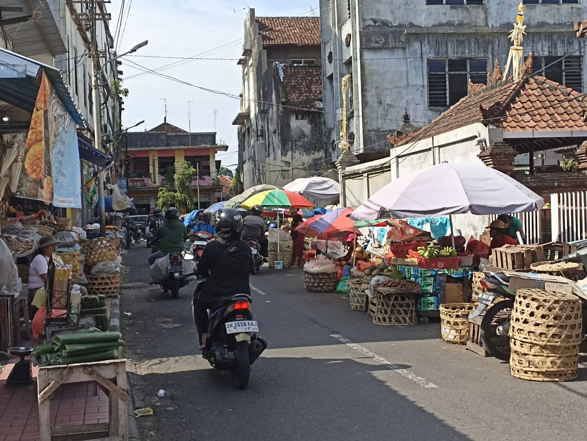 SEMPAT VIRAL: Jalan Batukaru Denpasar yang tak jauh dari pasar Badung ini nyaris sepanjang trotoar dipakai berjualan oleh warga.