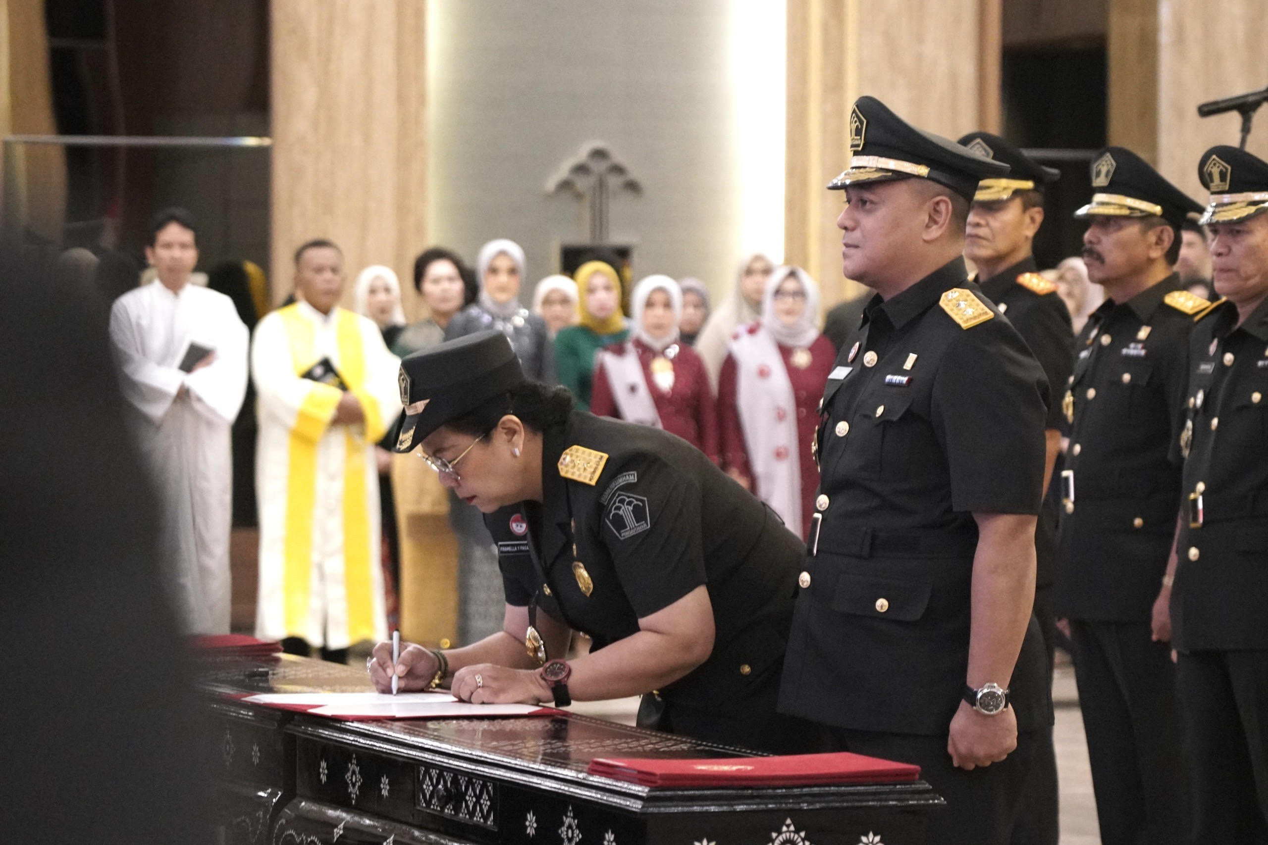 Kanwil Hukum dan HAM Provinsi Bali Romi Yudianto (kanan depan) dan Pamelia Pasaribu saat teken berita acara serah terima jabatan (18/3/2024)