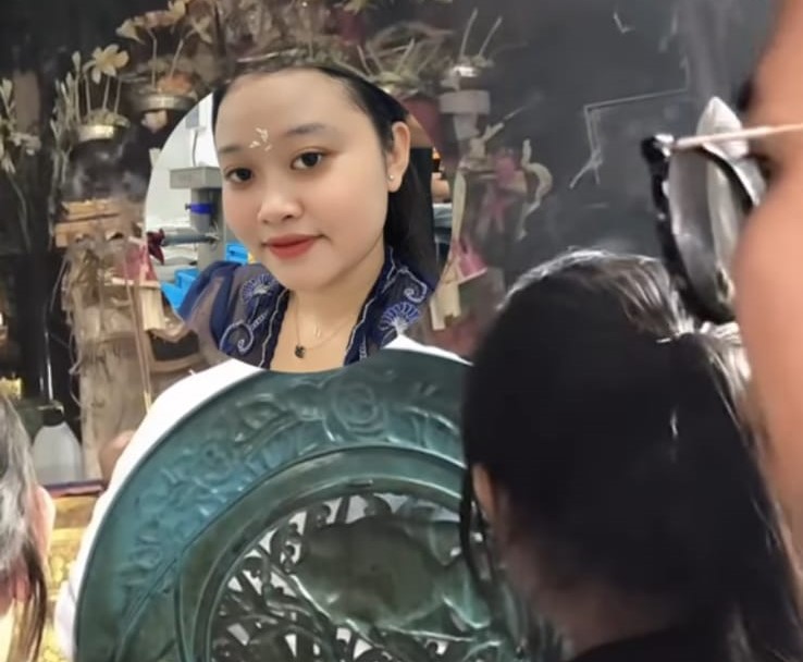DALAM BINGKAI: Foto Ayu Miranda saat teman-temannya melayat ke rumah duka sempat viral di media sosial. Gadis ini mengakhiri hidup secara tragis bunuh diri diduga lantaran asmara.