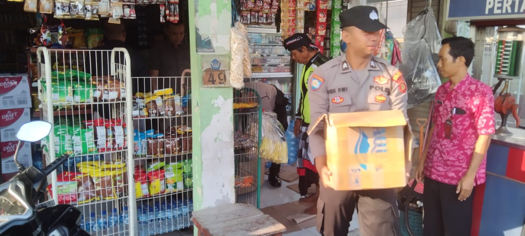 TERBONGKAR: Tim Yustisi Badung saat mengobok-obok warung di kasawan Dalung yang diduga menjual miras seperti arak.