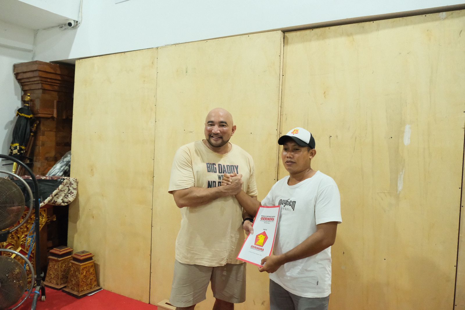 SIAP HUNI: Ketua Gerindra Bali Made Muliawan Arya atau De Gadjah (kiri) bersama pemenang hadiah rumah jalan sehat Prabowo-Gibran. (DPD Gerindra Bali For Radar Bali)