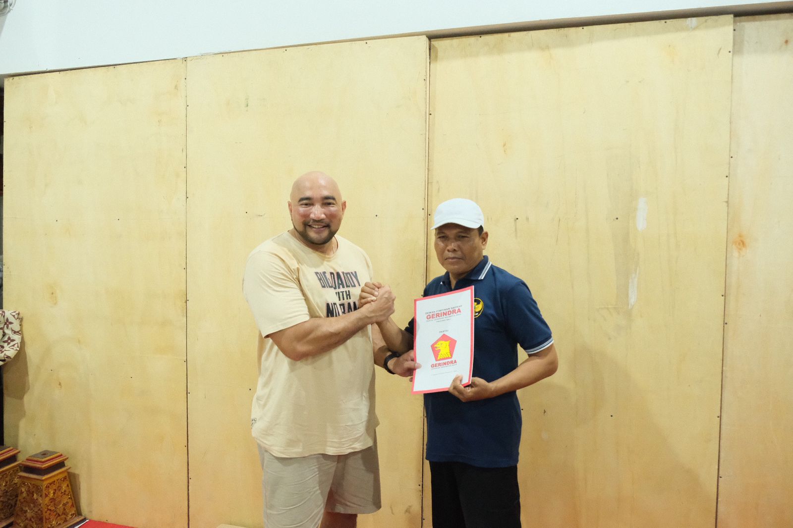 BERUNTUNG: Ketua Gerindra Bali Made Muliawan Arya atau De Gadjah (kiri) bersama pemenang hadiah rumah jalan sehat Prabowo-Gibran. (DPD Gerindra Bali For Radar Bali)