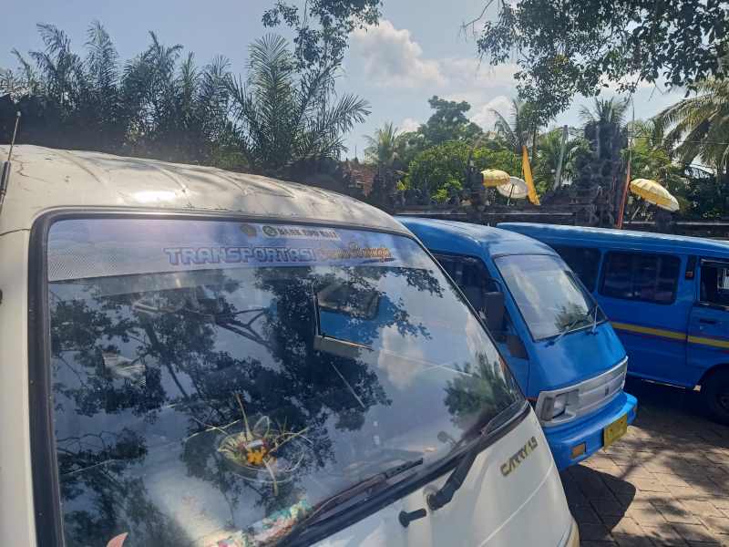 BELUM JALAN : Angkutan desa yang akan digunakan untuk angkutan sekolah gratis bagi siswa SMP. (m.basir/radar bali)