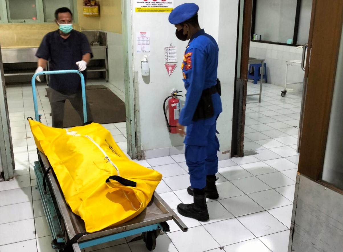 Petugas membungkus jenazah tanpa identitas di pantai Kuta (19/3/2024)