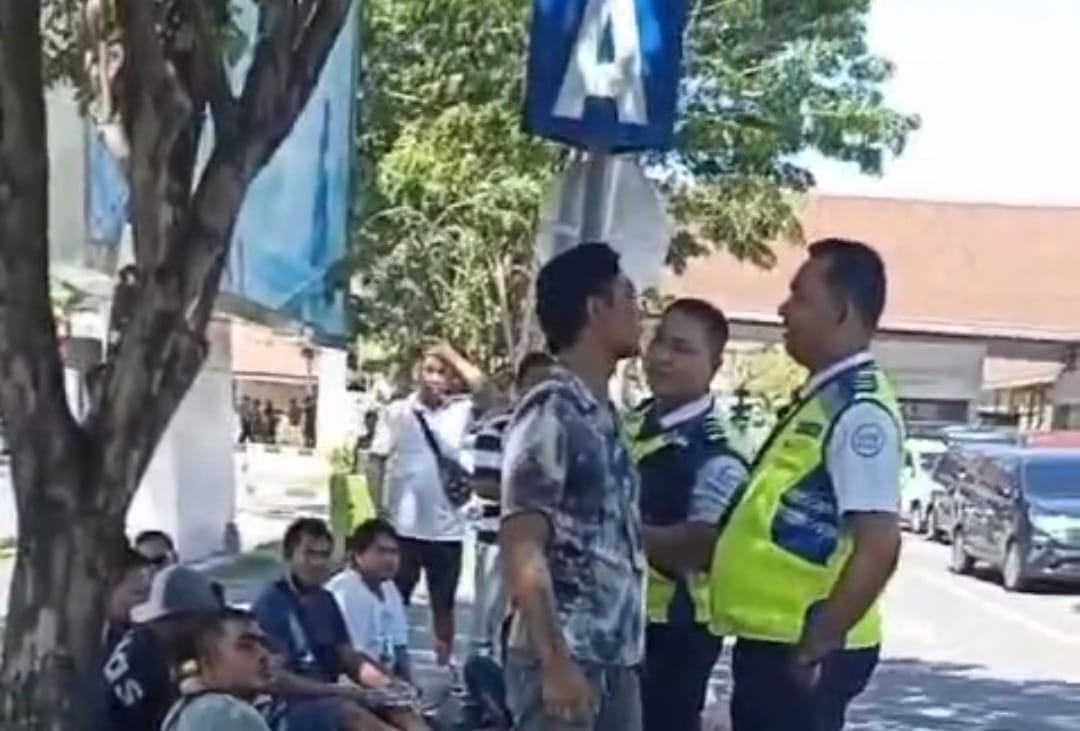 TEREKAM: Petugas AVSEC Bandara Ngurah Rai (pakai rompi) terlibat keributan dengan sopir taksi