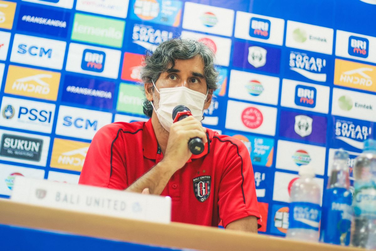 ROTASI PEMAIN: Pelatih Bali United Teco Cugurra siapkan ratasi formasi baru pasca beberapa pemainnya masuk Timnas negara masing-masing